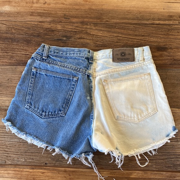 Wrangler mid-rise jean shorts - Picture 2 of 3